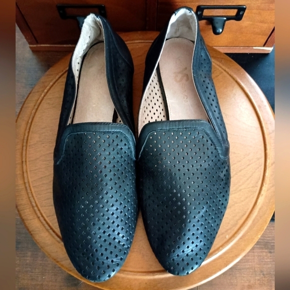 Yosi Samra Shoes - Yosi Samra Preslie Black Perforated Leather Loafers Flats sz 9 Classic style!